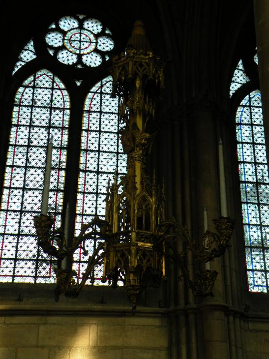  lustre doré, cathédrale